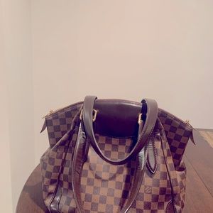 Louis Vuitton,minor scratches,no wear on interior,